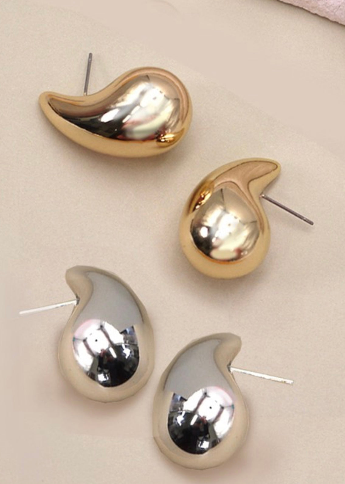 GRACEFUL LIGHTWEIGHT TEARDROP EARRINGS